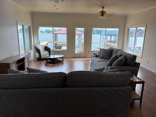 Jarreau House | Island getaway 11 beds 4 bedrooms