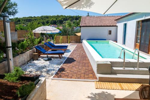 Prvic Luka Villa | Island home Servantesa