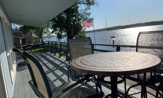 East Moline Apartment | Island House On Mississippi River