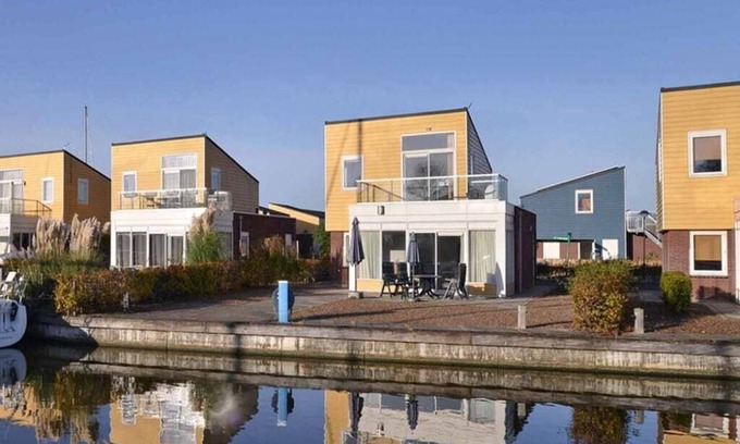 Oude-Tonge House | Island house with terrace nearby the water. The adjacent house Slaak 65 has the same layout, can be