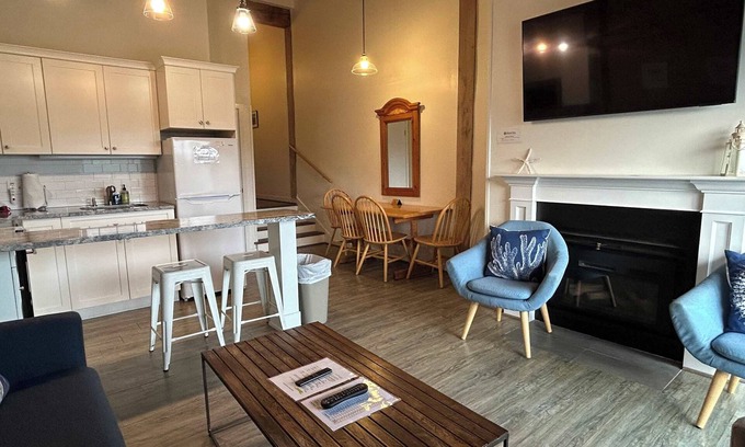 Oak Bluffs Condo | Island Inn - 2 Bedroom & 2 Bath Townhouse - 50G - Oak Bluffs, MA