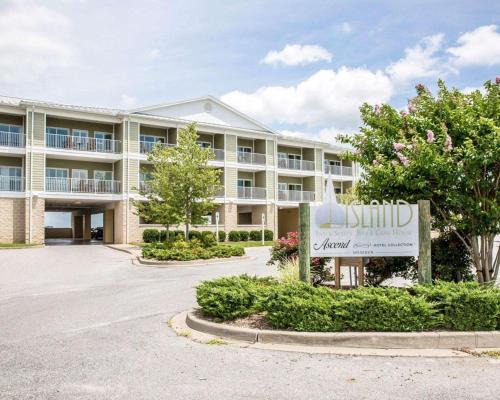 Piney Point Hotel | Island Inn & Suites, an Ascend Collection Hotel