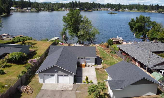 Shelton House | Island LakeHouse - Waterfront Home -3BD Beach & Kayaks, Game Room