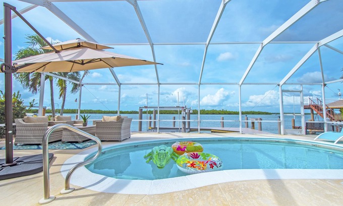 Isles of Capri House | Island Life! Waterfront Isles of Capri, Naples Home - Heated Pool- Private Dock