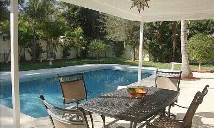 Central Beach House | Island Living, Within Walking Distance To Beach Restaraunts Shops Parks Marina