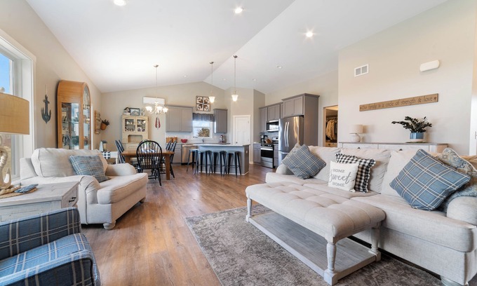 Superior House | ISLAND OASIS - Immaculate & Newer 3BR/3BA home + GAME ROOM. Ice Fishing/Skiing+