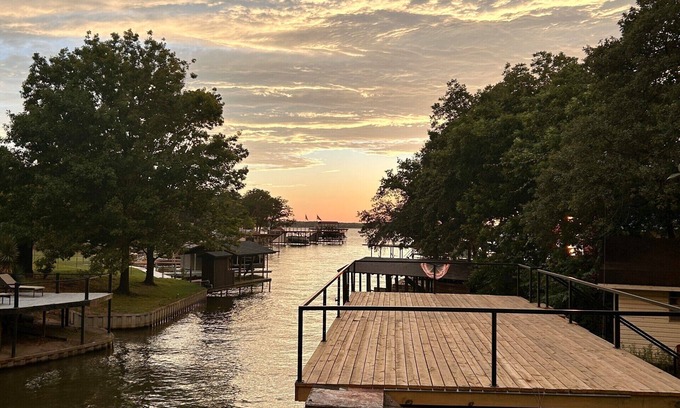 Gun Barrel City House | Island Park Cottage- 2 bedroom home on the Lake