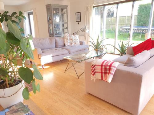 West Mersea House | Island Retreat with HotTub