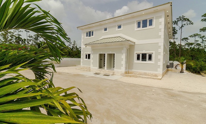 Lyford Cay Condo | Island Seahorse Retreat
