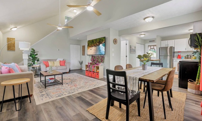 Buckeye Lake House | Island Vibes- 2 Blocks from Lake +Hot Tub