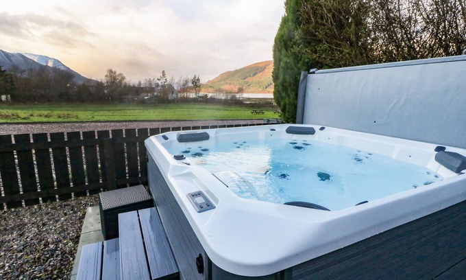 Glencoe Cottage | ISLAND VIEW HOUSE, pet friendly, with hot tub in Glencoe
