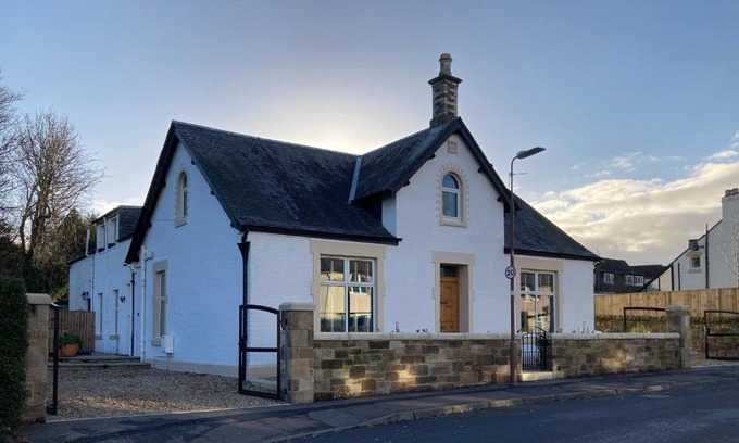 Pencaitland House | ISLAY House,Comfortable Home with private garden, Pencaitland, East Lothian, Scotland
