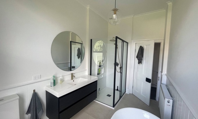 Lawrence Villa | Islay House - stylish villa in historic Lawrence -