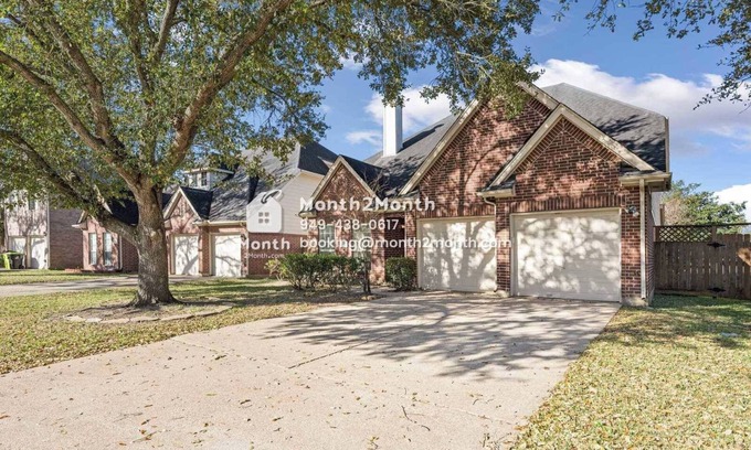 Sugar Land House | Ist Floor BR｜Newly Renovated 4B｜Workspace｜Lake View｜Lush Backyard #42282
