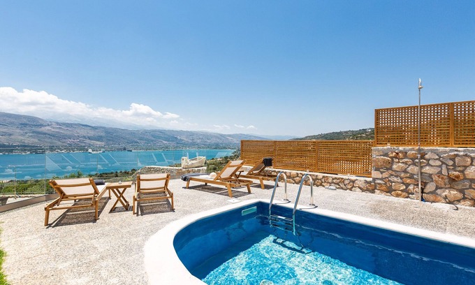 Pitharion Villa | Istros Villa II, Pool, BBQ & Heated Spa Whirlpool