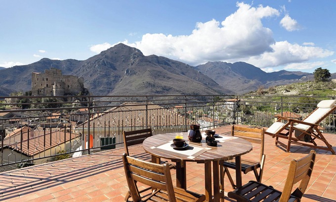 Castelvecchio di Rocca Barbena Apartment | Apartment 'La Terrazza Del Tempo' with Mountain View, Wi-Fi and Air Conditioning