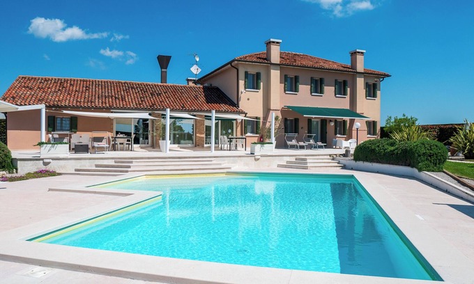 Cavarzere Apartment | DAISY Luxury Apt in Villa, Patio, Pool, Hot Jacuzzi, A/C, WiFi, Gym, Sauna
