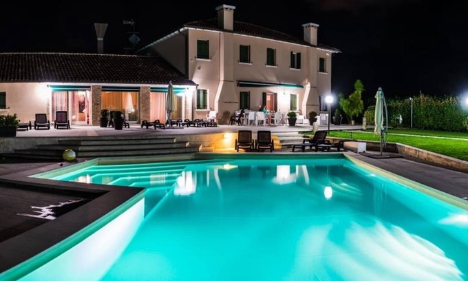 Cavarzere Apartment | IRIS Luxury Apt in Villa, Patio, Pool, Hot Jacuzzi, A/C, WiFi, Gym, Sauna