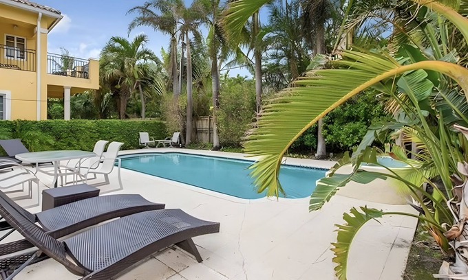 Birch Park Finger Streets House | Italian Beach House with Pool & King Bed