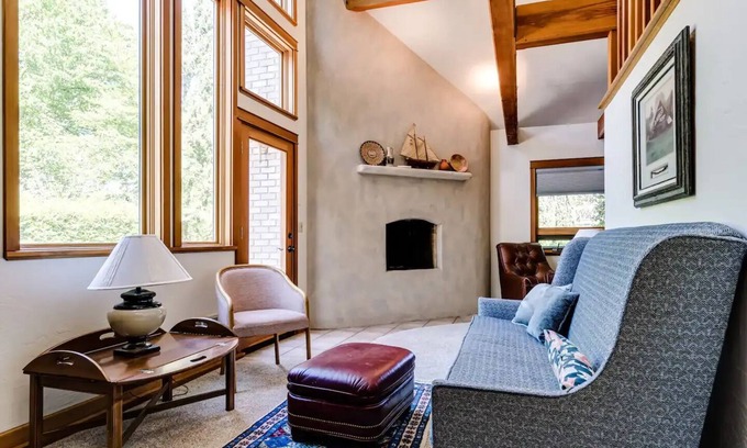 Eugene House | Italian Villa Guest Home 3 Miles to UO & Autzen Near Wine Country
