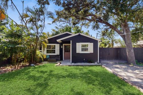 Ridge Wood Heights House | Its All There in Black and White