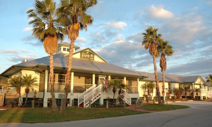 Everglades City Hotel | Ivey House Everglades Adventures Hotel