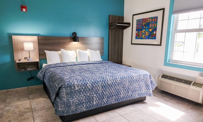 Everglades City Hotel | Ivey House Hotel Basic King Room