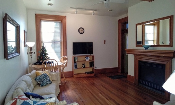 Keokuk Apartment | Ivin's Hideaway