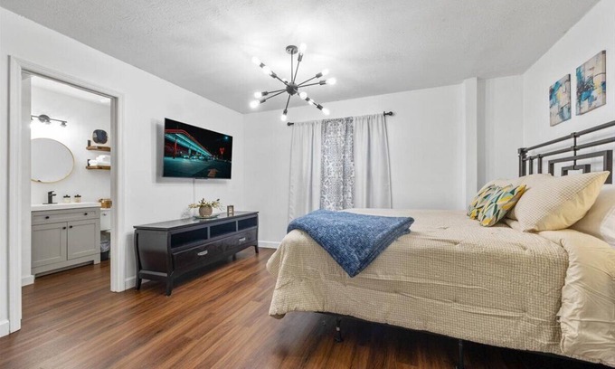Marietta House | Ivor’s Cottage - Cozy 2BR - Game Room - Backyard - Youth Sports Accommodations