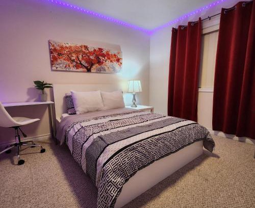 London House | Ivory Staycation Suite with Free Street Parking, Shared kitchen and washroom