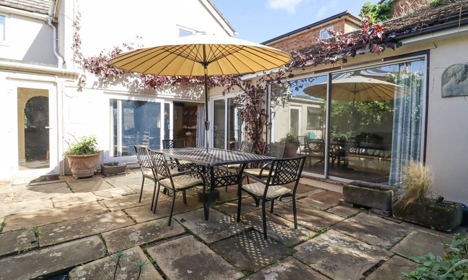 West Mersea Cottage | IVY COTTAGE, family friendly, with a garden in Mersea Island