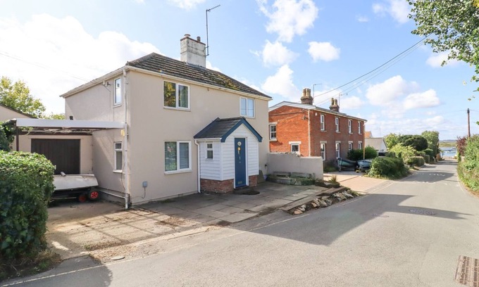 West Mersea Cottage | IVY COTTAGE, family friendly, with a garden in Mersea Island