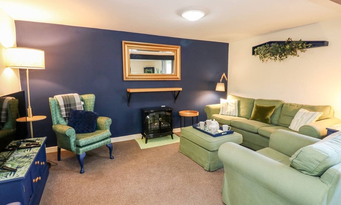 Caldwell Cottage | IVY COTTAGE, pet friendly, with a garden in Eppleby