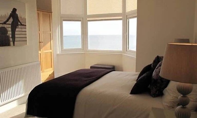 Muston House | Ivy House - Seafront house with garden seating and stunning sea views!