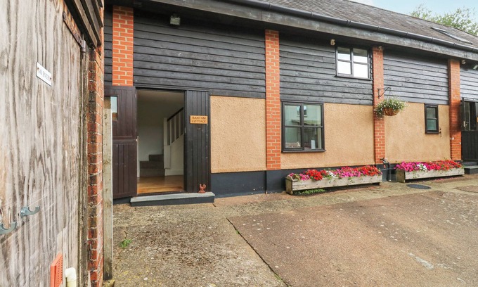 Ottery St Mary Cottage | IXWORTH COTTAGE, pet friendly, with a garden in Ottery St Mary