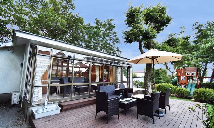 Futo Villa | Izu Kogen Ito ·BBQ with pets on the wood deck.Family cottage with hammock slide