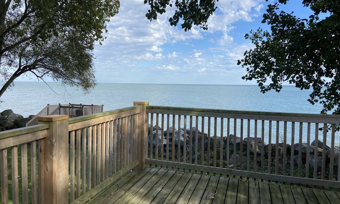 Leamington House | Izzy's Lookout Lake House - Spacious 2 bedroom house