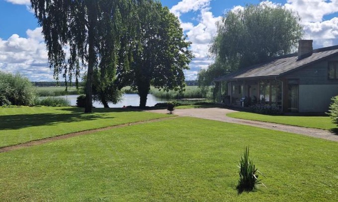 Plavniekkalns Villa | Jūras Saules, māja upes krastā un 600 m no jūras