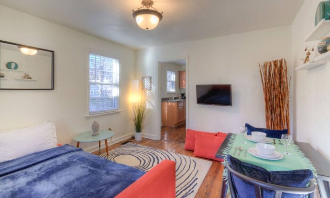 Midtown Apartment | J 84 #1 · Jolly Jefferson Ave - Walk to the best of Midtown!