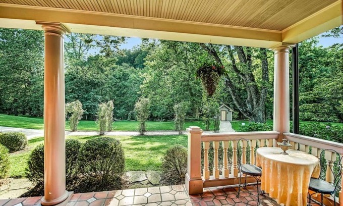 Elizabethtown Bed & Breakfast | J. Buchanan Boudoir at Moonstone Manor