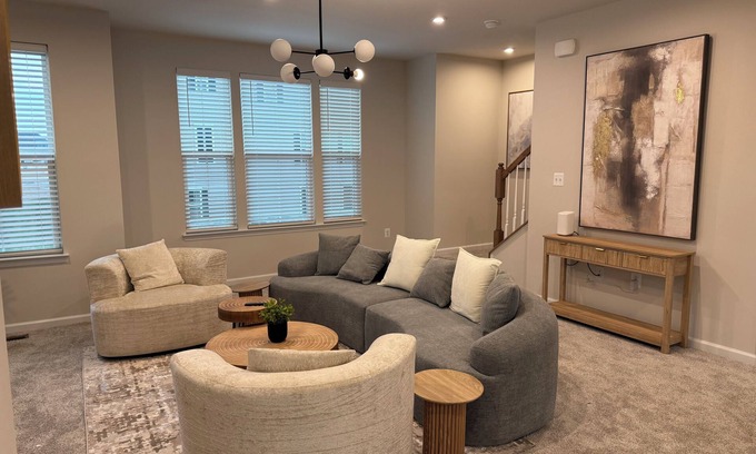 Fredericksburg House | J cornerstone Modern House Charming 3 room townhome in delightful Fredericksburg
