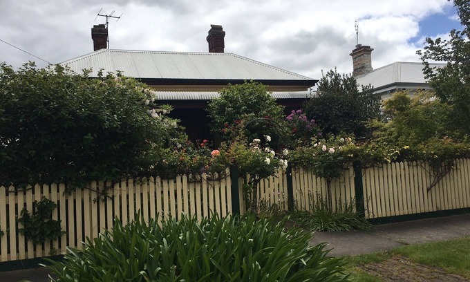 Colac House | "Jacaranda Cottage" Victorian House in Prime Position. Free Wifi and Linen.