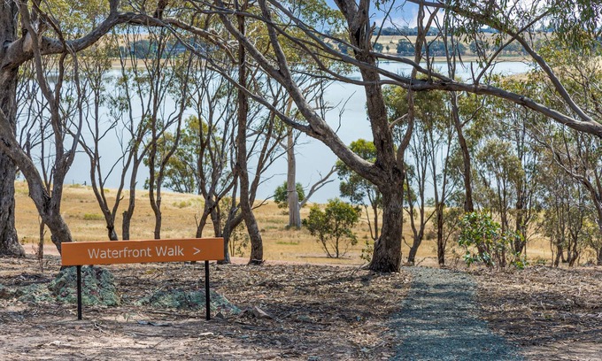 Welshmans Reef House | Jack's Point - Whole House with Waterfront Views
