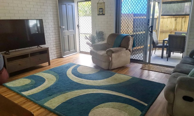 Traviston House | Jack's Shack - Burrum Heads - Relax, fish and swim
