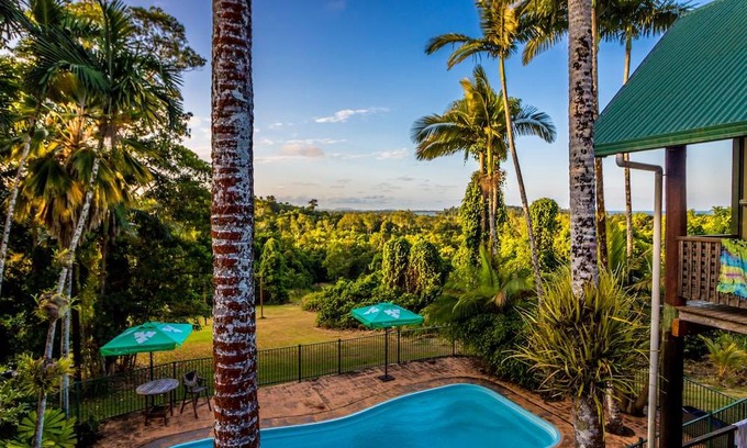 Bingil Bay Hostel | Jackaroo Treehouse Mission Beach