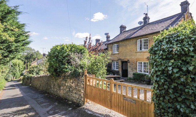 Blockley Cottage | JACKDAW COTTAGE, pet friendly, with open fire in Blockley