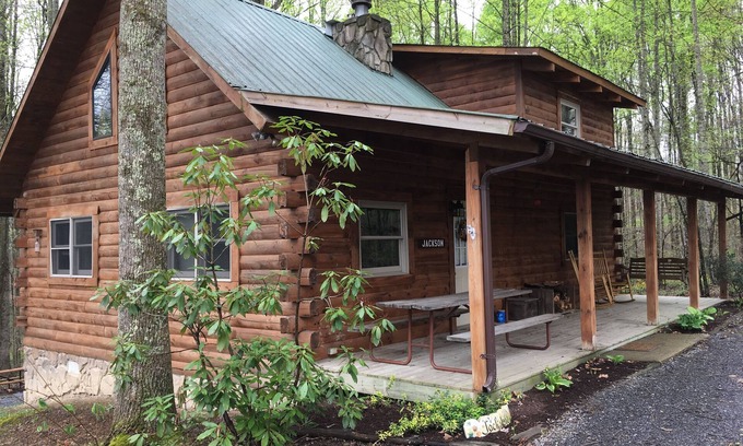 Hico Cabin | Jackson Cabin is a beautiful 3-bedroom, 2-story log cabin!