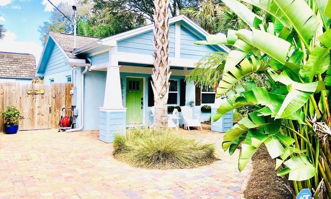 Arlington House | Jacksonville Blue Bungalow- 2 Bedroom New Build Tropical Charm & Cozy Vacationn