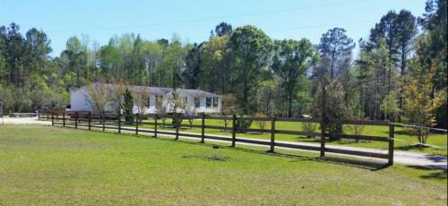 McCutcheon Field House | Jacksonville Ranch with private Hottub and Pool, stocked Pond, Bike and Hiking trails