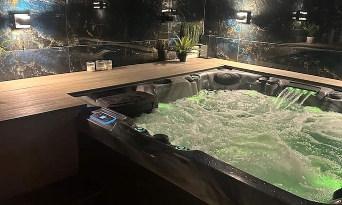 Watford Apartment | Jacuzzi Barn